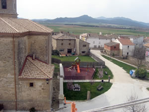 Iglesia, parque y Casa Rural Lucía