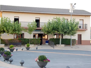 Plaza y bar de las piscinas